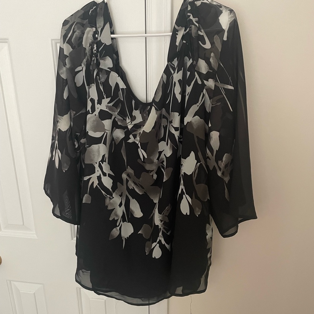 Beautiful 😍 Established 1962 blouse with peekaboo sleeves ❤️